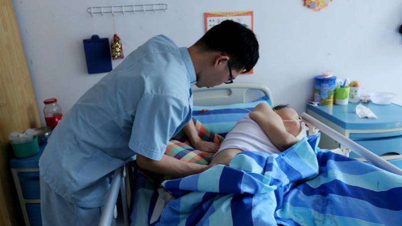 护工与医院间是否存在劳动关系？病人陪护服务的法律边界解析
